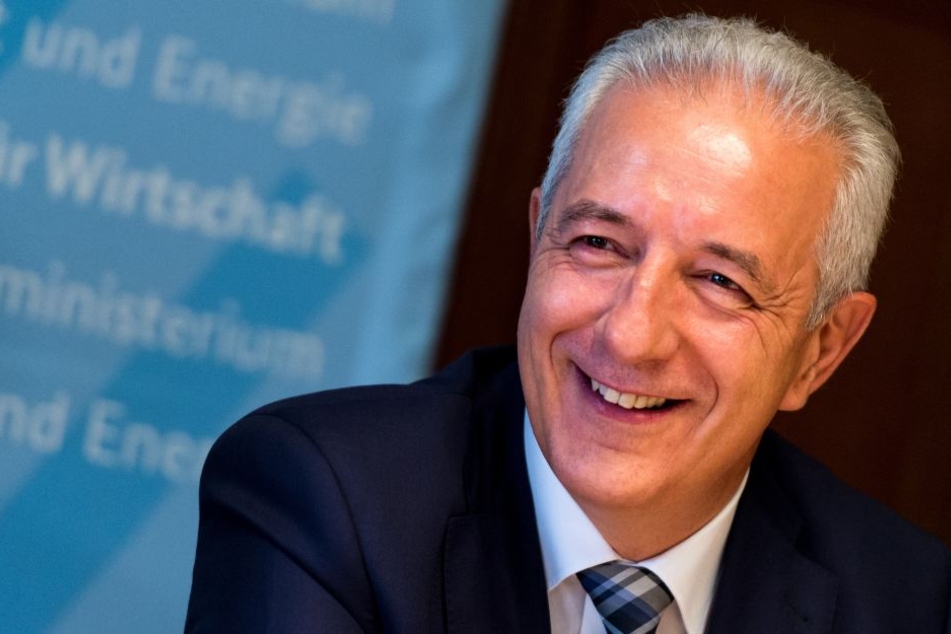 Na, welcher Ministerpräsident ist das, der hier gut lachen hat, und wie heißt er?