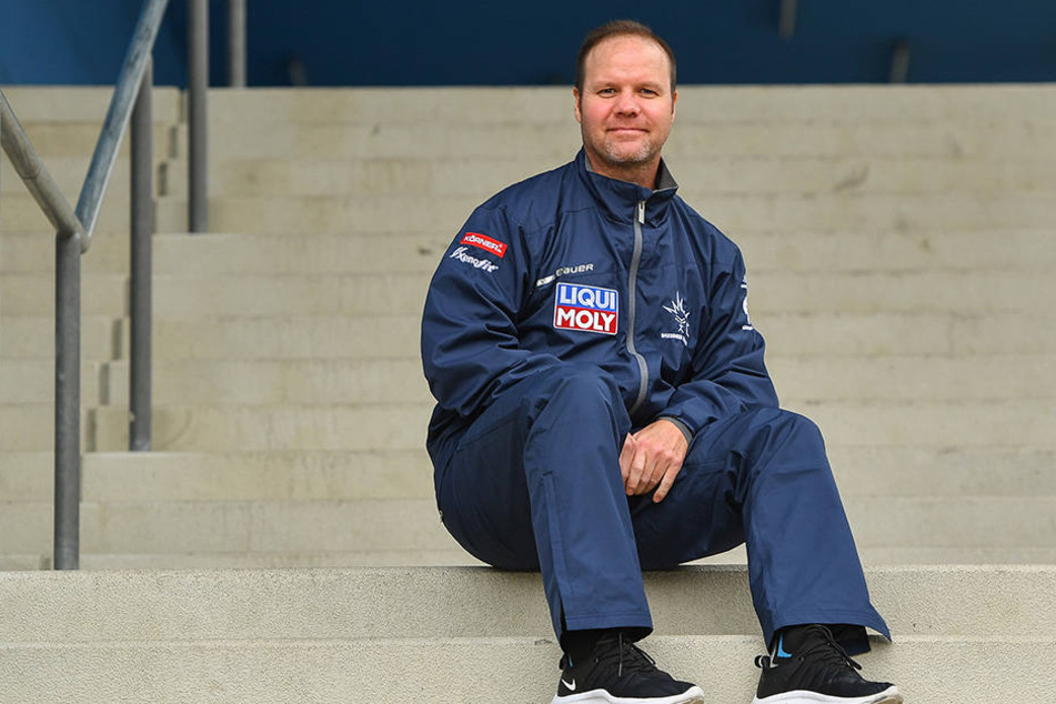 Viel Schlaf hatte Eislöwen-Coach Bradley Gratton in den letzten 24 Stunden nicht. Aber seine Akkus sind voll aufgeladen und er voller Energie.