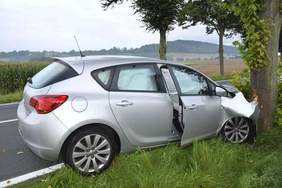 Am Opel entstand laut Polizei ein hoher Sachschaden.