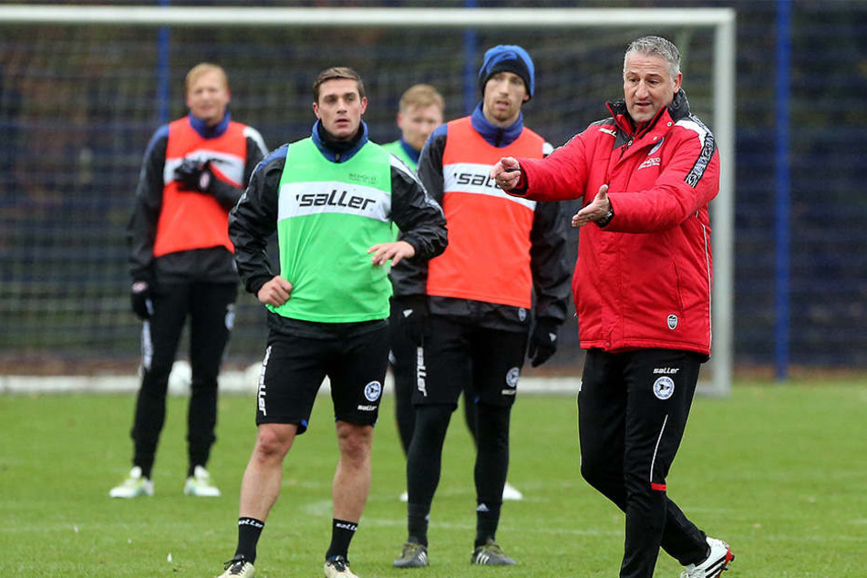 Hören aufmerksam auf die Anweisungen des neuen Trainers Kramny (re.): Tom Schütz (li.) und Manuel Junglas (Mitte).