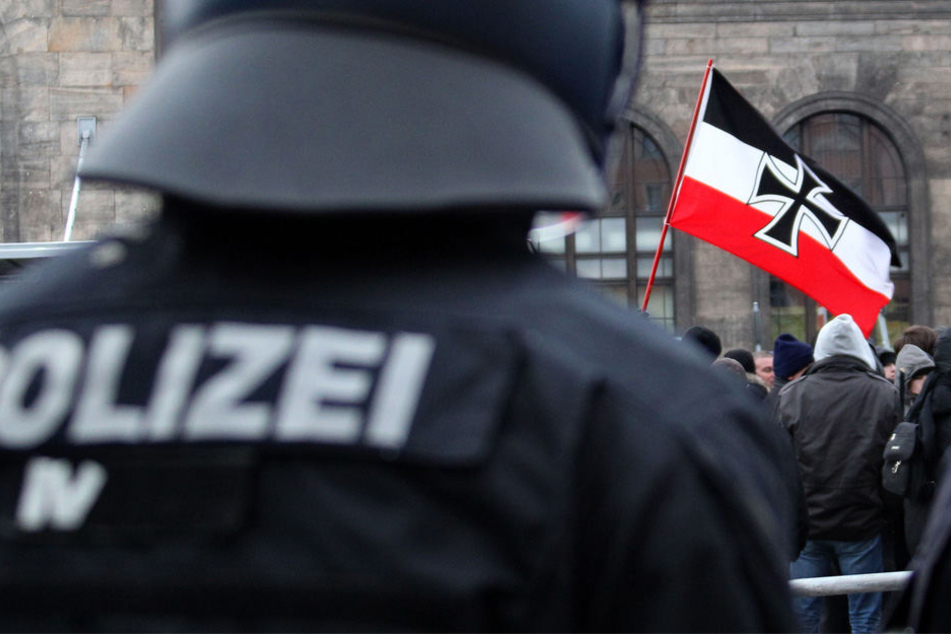 Der Veranstalter des Rudolf-Heß-Marschs erlaubt schwarz-weiß-rote Fahnen und themenbezogene Transparente.