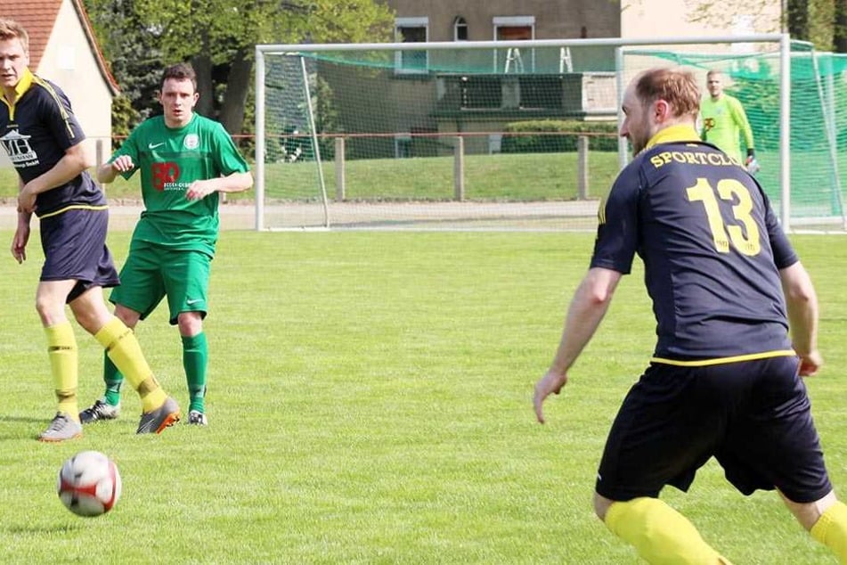 Der Großröhrsdorfer Sebastian Gneuß (30, re.) stürzte im Zweikampf lebensgefährlich.