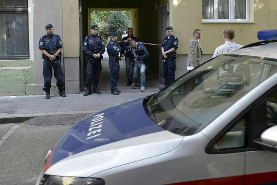 Die Polizei konnte den Vergewaltiger noch am Tatort festnehmen (Symbolbild)