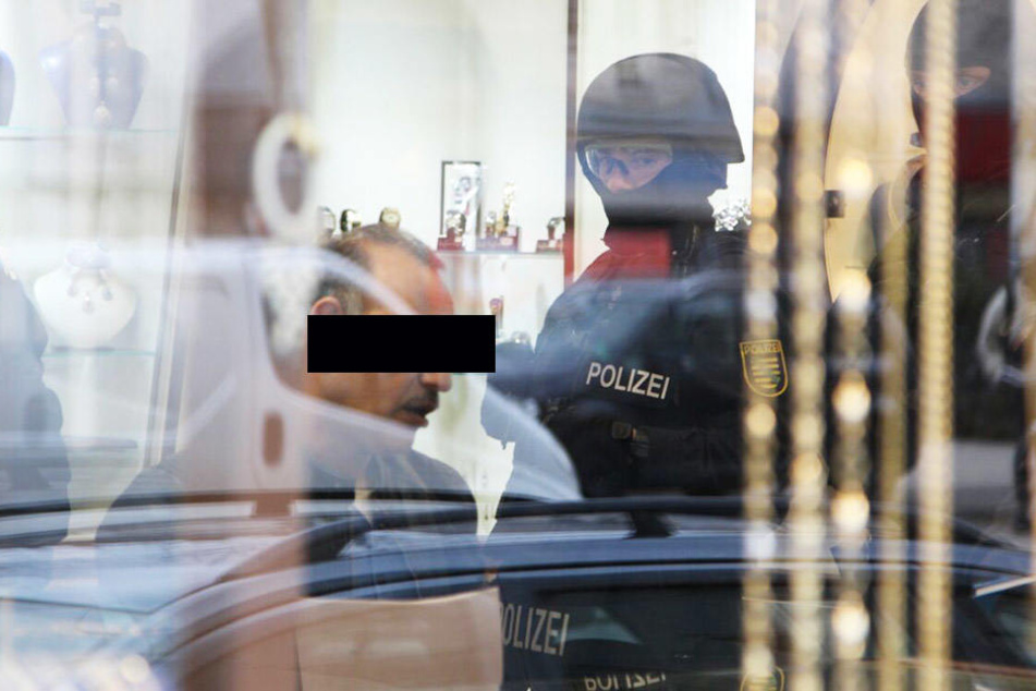 Die Einsatzkräfte durchsuchen Geschäfte und Wohnräume.
