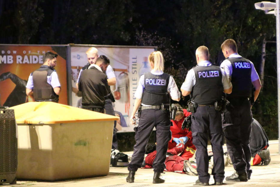 Rettungskräfte versorgen den schwer verletzten Mann.