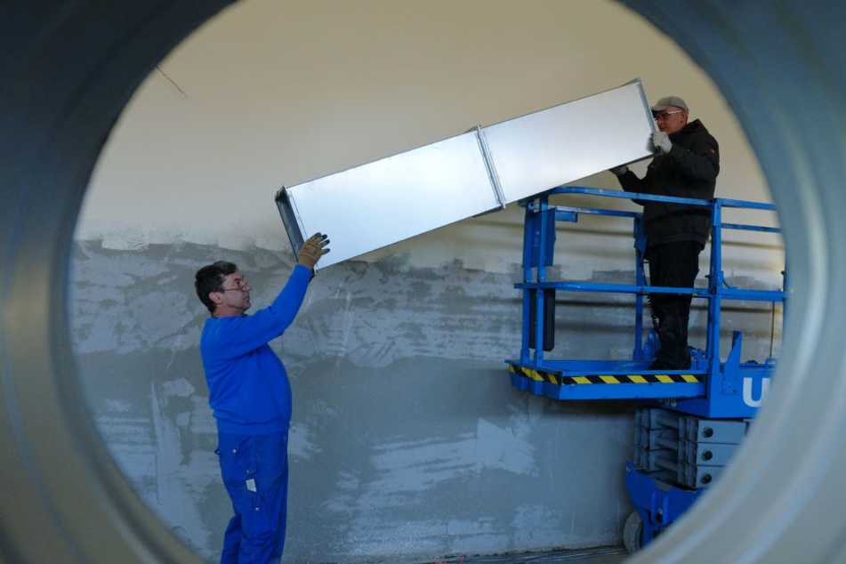 In der neuen Turnhalle des Schulzentrums montieren Olaf Weber (53) und Maik Bargiel (33, v.l.) Teile der Lüftungsanlage.