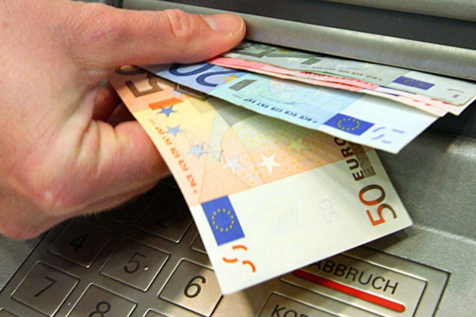 Der Pädagoge überwies mehrfach Geld aus dem Schulbudget auf sein eigenes Konto (Symbolbild).