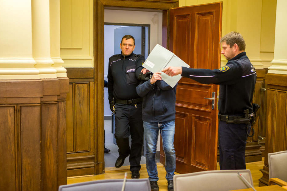 Da geht's lang: Wolfgang H. (63) bleibt in Haft. Das Gericht verurteilte ihn zu sieben Jahren Gefängnis.