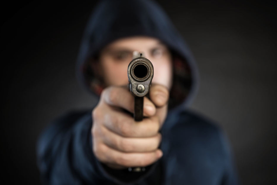 Ein Deutscher geriet mit vier Syrern in einen Streit. Plötzlich zog der Mann eine Waffe und bedrohte die Ausländer. (Symbolbild)