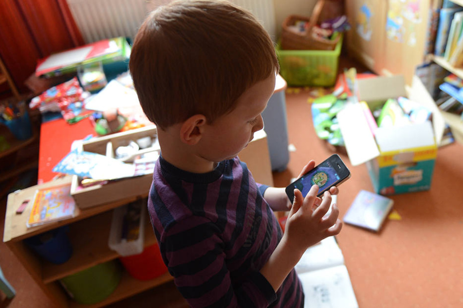 Kleine Kinder sollten besser nicht zu oft mit Smartphone und Co. spielen. Sie könnten sonst Verhaltensauffälligkeiten entwickeln.