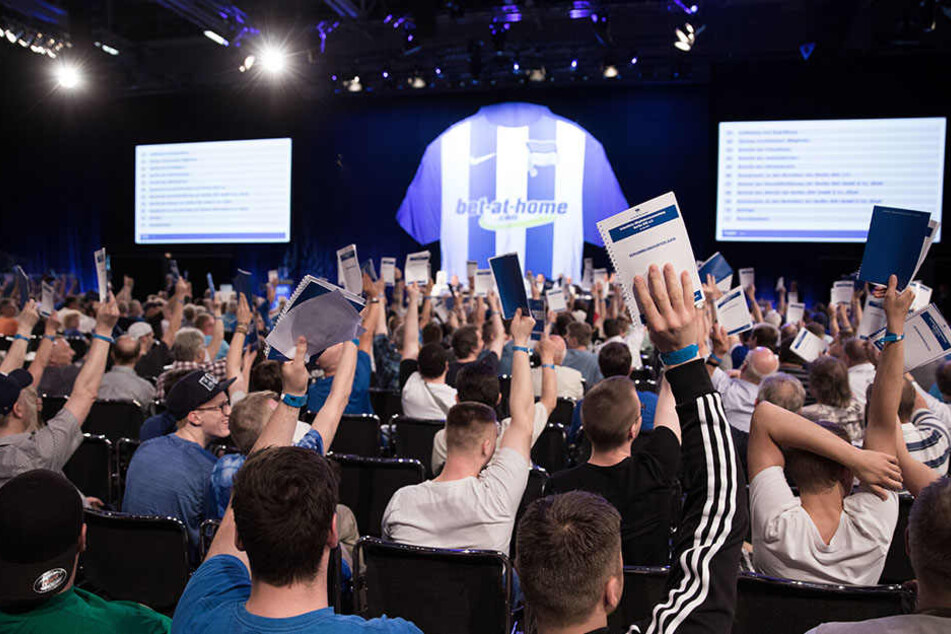 Hertha wählt! Bis zum 20. Juni kann jeder Fan seine Stimme geltend machen, wie hier auf der Mitgliederversammlung des Haupstadtklubs vor ein paar Tagen.