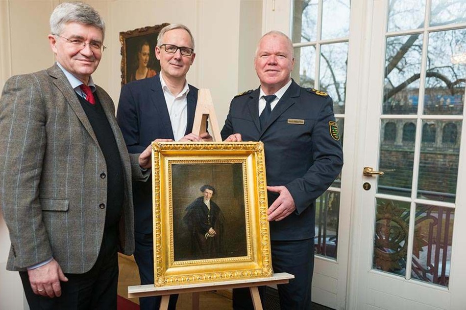 Oberstaatsanwalt Christian Avenarius (58, v.l.), Intendant Joachim Klement (55) und Polizeipräsident Horst Kretzschmar (58) bei der Übergabe des Gemäldes im Schauspielhaus.