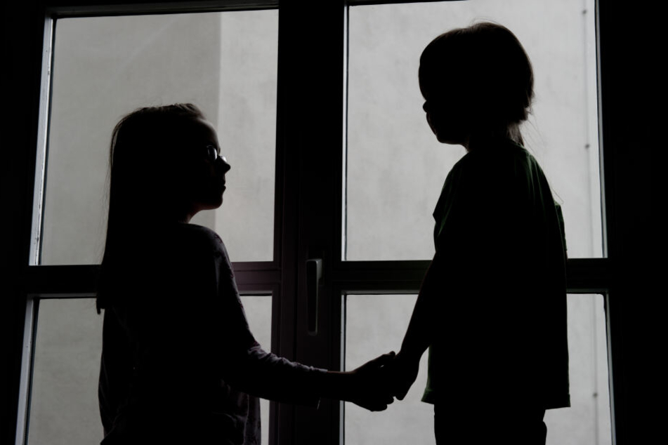 Zwei Kinder in einem Heim, sie dürfen nur silhouettenhaft gezeigt werden (Symbolbild).