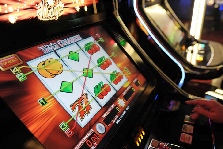 Der Einbrecher knackte sechs Spielautomaten sowie einen Zigarettenautomaten und nahm die Geldkassetten an sich (Symbolbild).