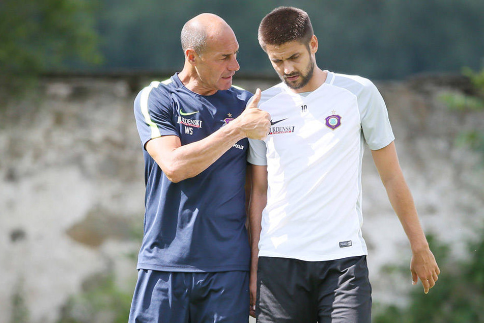 Dimitrij Nazarov (r.) kann im Camp aufgrund seiner Zehenverletzung nur individuell trainieren. Hier bespricht er sich mit Fitnesscoach Werner Schoupa.