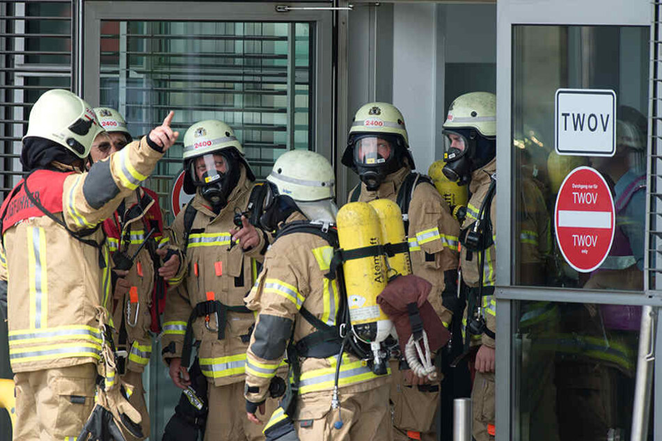 Feuerwehrmänner beraten auf dem Flughafen Tegel in Berlin während einer Notfallübung von Feuerwehr, Rettungskräften und Polizei. Regelmäßig wird der Ernstfall geübt. (Symbolbild)