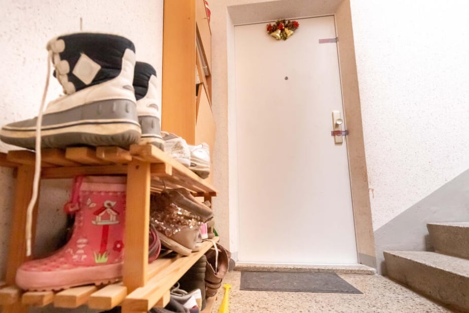 Hinter dieser Tür spielte sich am Dienstag ein Drama ab. Die Polizei fand einen toten Säugling.