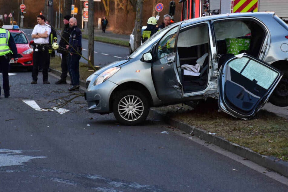 Das Auto der 35-Jährigen wurde gegen einen Baumstamm geschleudert.