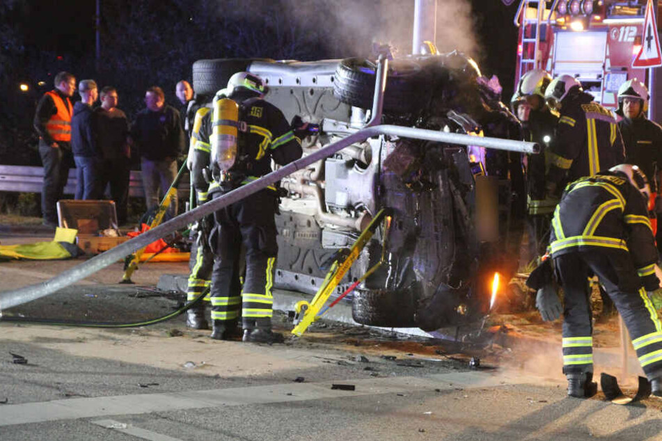 Die Einsatzkräfte sicherten das Fahrzeug.