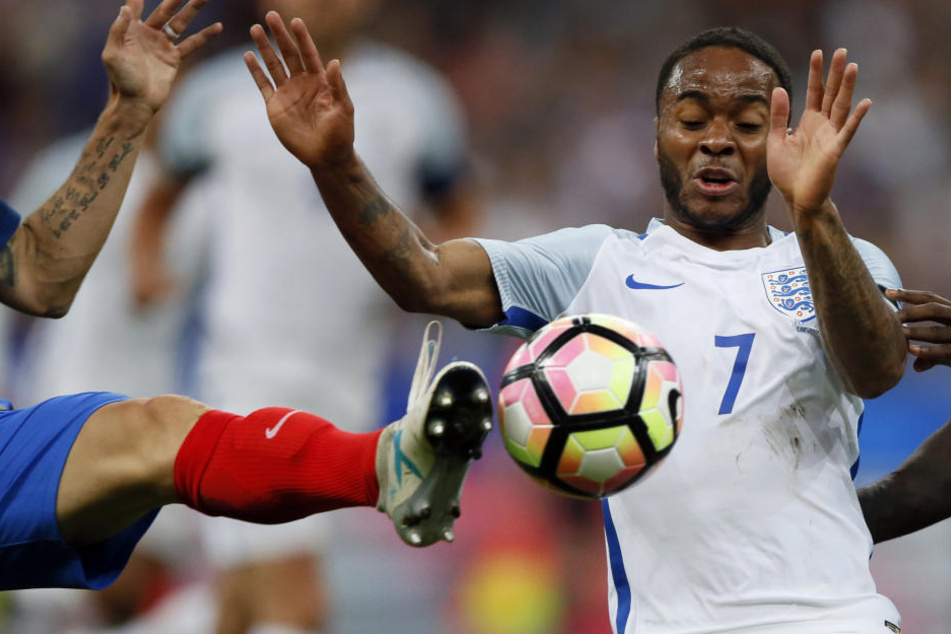Manchester Citys Raheem Sterling soll nach dem Sex mit einer Nutte um rund 1600 Euro gefeilscht haben.