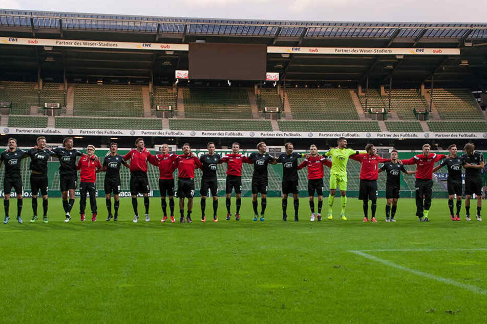 Der FSV Zwickau feiert seinen Auswärtssieg in Bremen und bedankt sich bei seinen Fans.