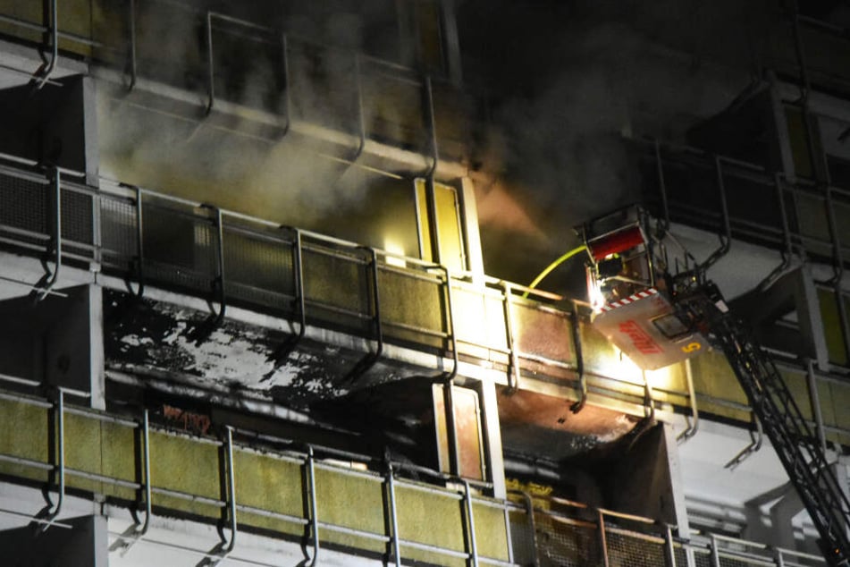Das Feuer schlug auch auf den Balkon über.
