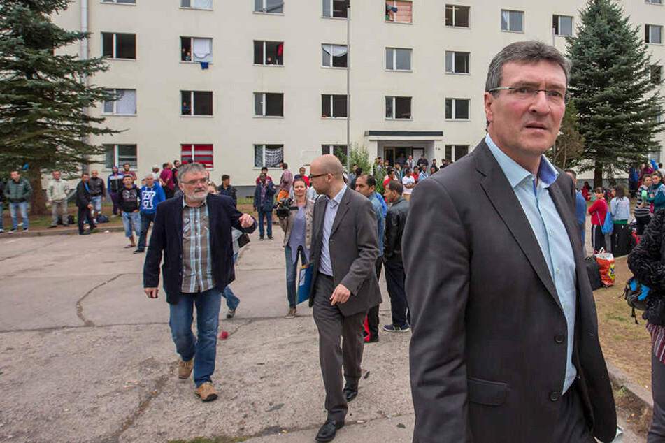Migrationsminister Dieter Lauinger (Grüne) an der Flüchtlingsunterkunft in Suhl. (Archivbild)
