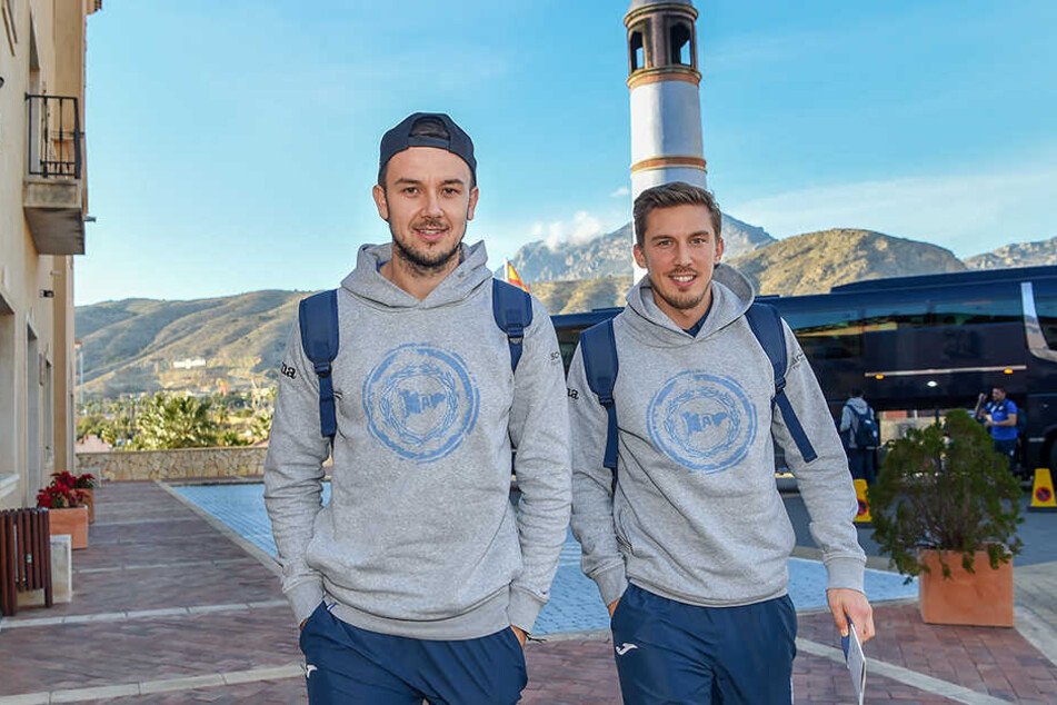 Manuel Prietl (l.) teilt sich in Spanien ein Zimmer mit Kerschbaumer.