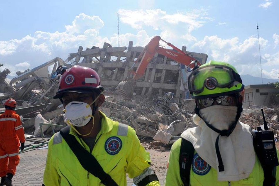 Die Suche nach Überlebenden der Tsunami-Katastrophe wird unterdessen immer verzweifelter.
