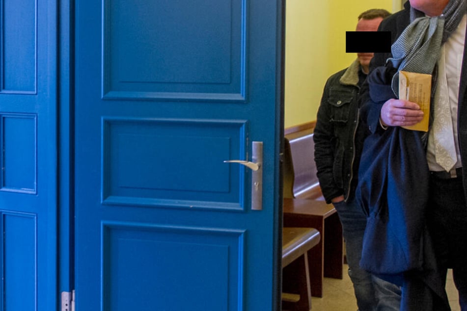 Busfahrer Jürgen L. (37, l.) soll eine Frau mit Down-Syndrom missbraucht haben.