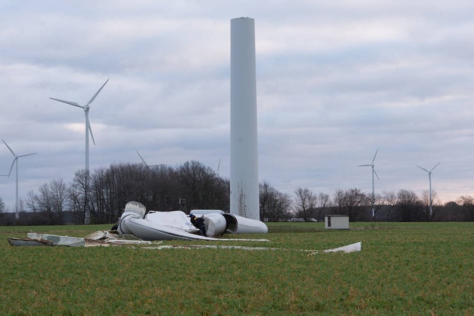 In Mecklenburg-Vorpommern ist ein Windrad durchgebrochen und auf ein Feld gestürzt.