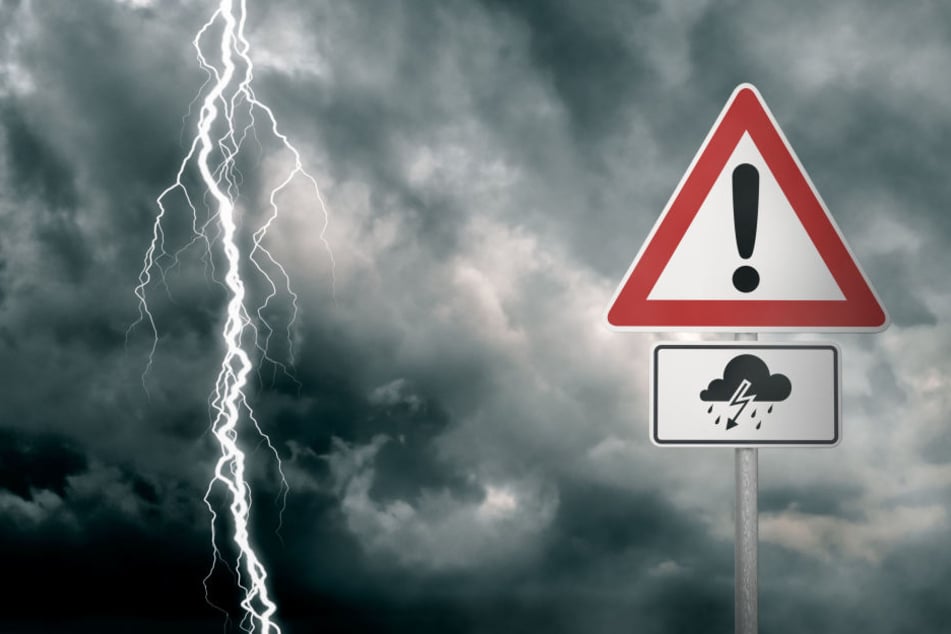 Bei Gewitter sollten auch Autofahrer entsprechende Vorsichtsmaßnahmen treffen. (Symbolbild)
