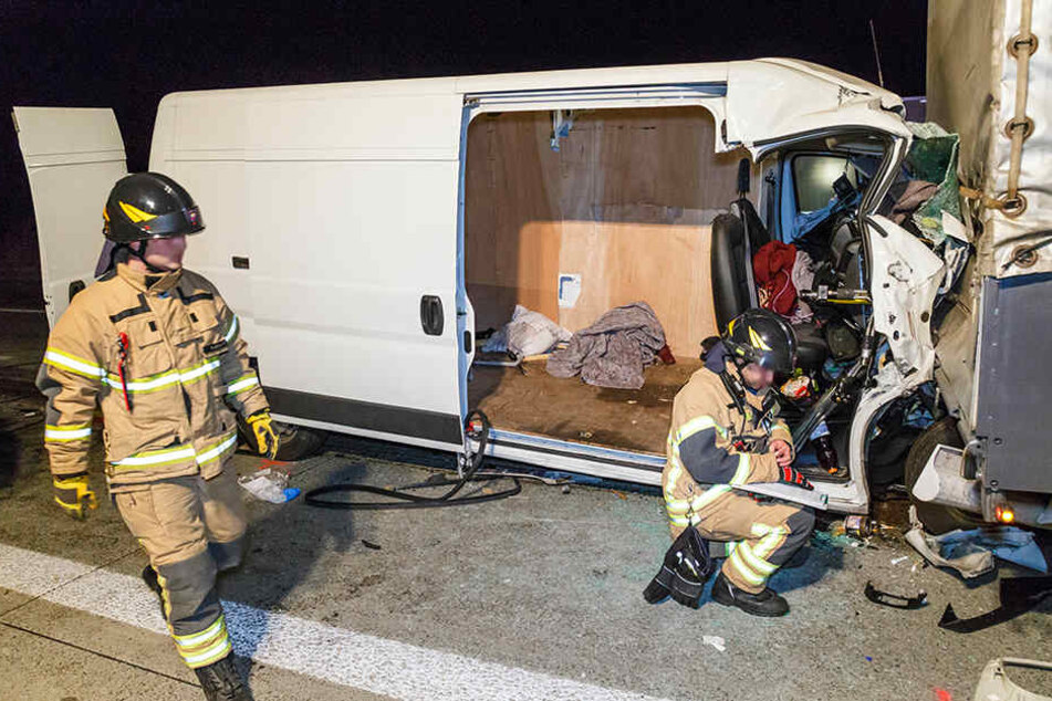 Der Transporter hat sich bei dem Unfall unter den LKW geschoben.