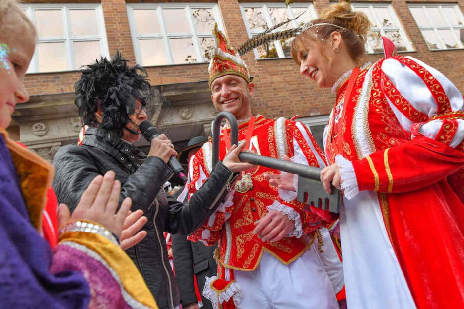 Bürgermeisterin Marietta Tzschoppe (SPD) überreichte den Cottbuser Stadtschlüssel an das Prinzenpaar Diana und Christian.