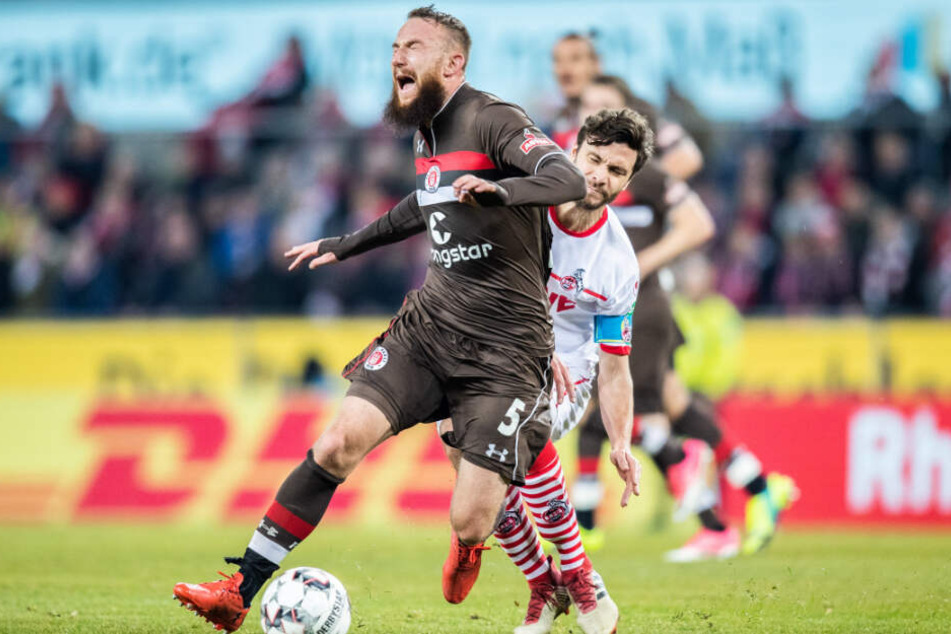 Das tat weh. Kölns Jonas Hector (rechts) steigt Marvin Knoll von hinten auf die Füße.
