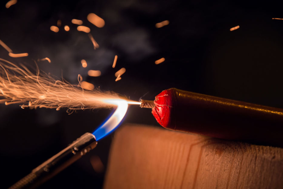 Wahrscheinlich wurde die Frau von einem nicht handelsüblichen Feuerwerk getroffen. (Symbolfoto)