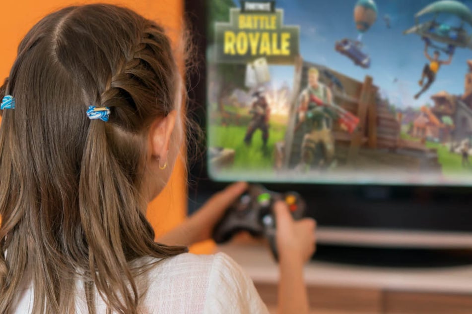 eine 9 jahrige wurde suchtig nach einem videospiel symbolbild - fortnite frau nackt