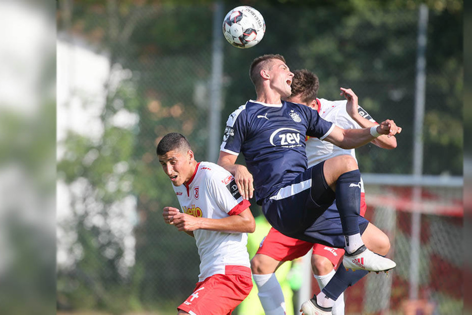Ali Odabas (l.) traf im vergangenen Jahr mit Regensburg im Test auf den FSV. Nun steht er vor einer Rückkehr nach Zwickau.