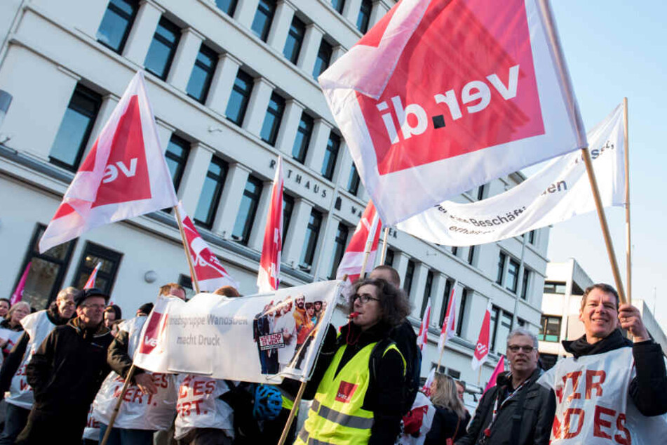Beschäftigte demonstrieren für mehr Lohn.