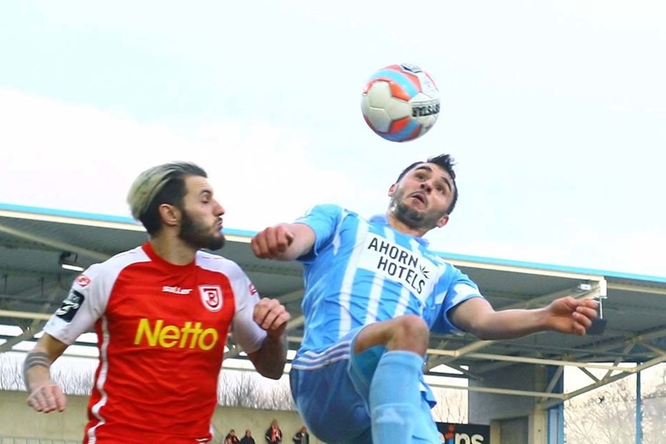 Kevin Conrad (r.), der in dieser Szene vor dem Ex-Zwickauer André Luge (Jahn
Regensburg) am Ball ist, freut sich auf die Weihnachtspause.