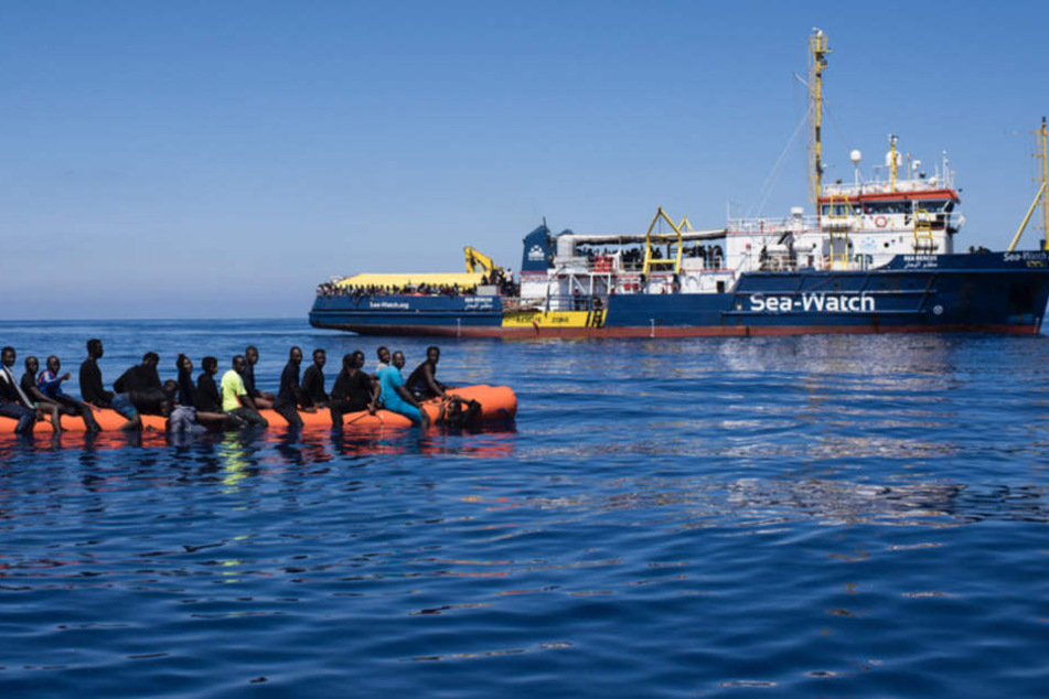 Die "Sea-Watch 3" bei der Rettung von Flüchtlingen auf hoher See.