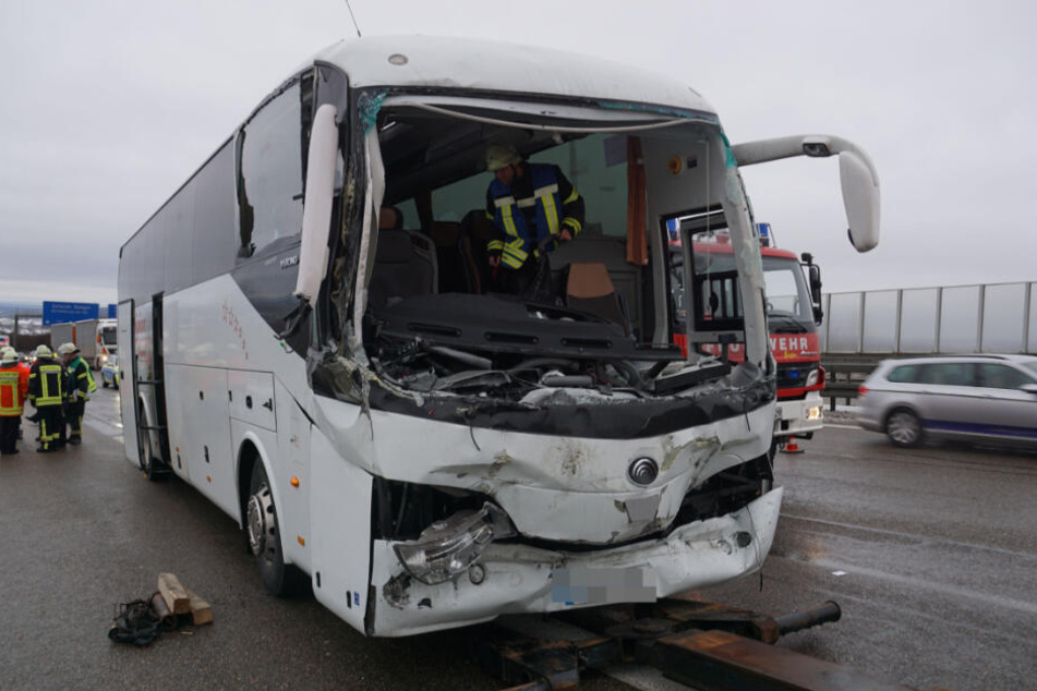 Der Fahrer dieses demolierten Reisebusses kam ins Krankenhaus.