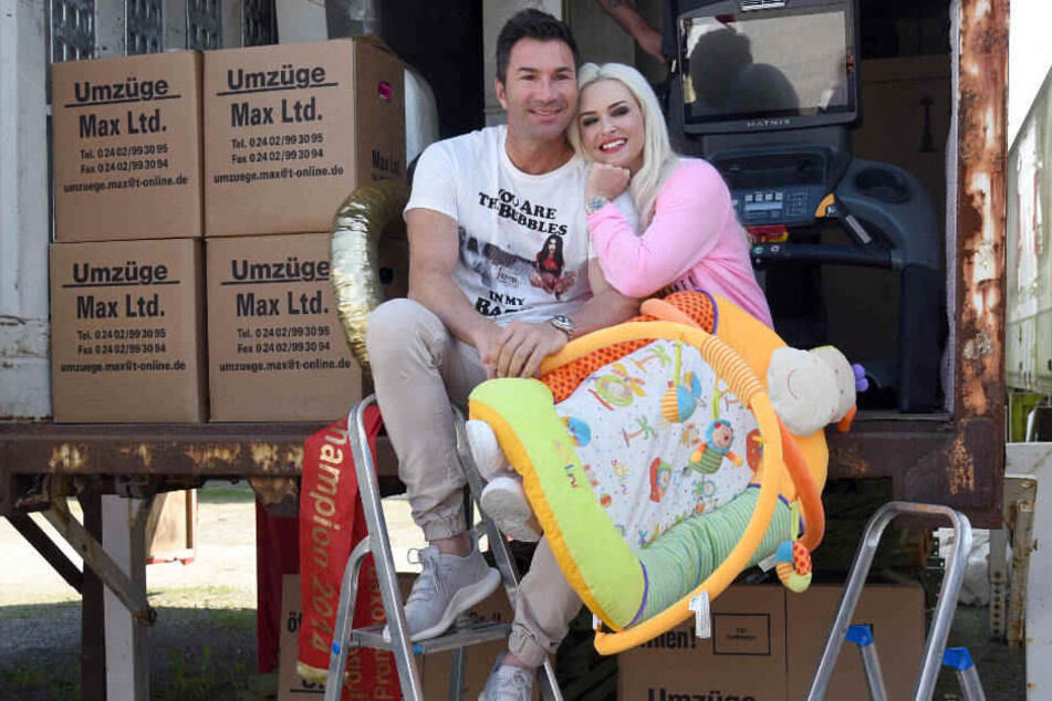 Daniela Katzenberger und Lucas Cordalis mit einem weiteren Schatz, den sie aus den Tiefen ihrer Umzugskisten gezogen haben.