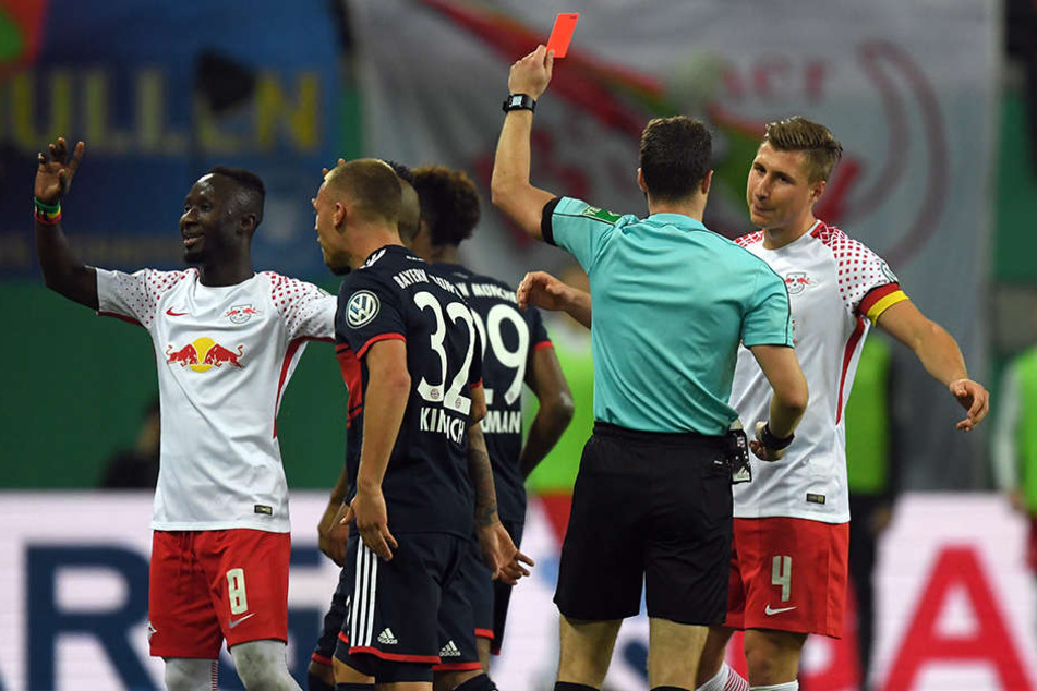 Schiedsrichter Felix Zwayer zeigt Lepzigs Naby Keita (l.) vergangenen Mittwoch die gelb-rote Karte.