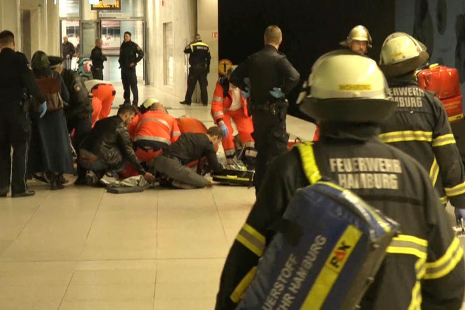 Rettungskräfte versuchten noch die Frau und das Kind wieder zu beleben.