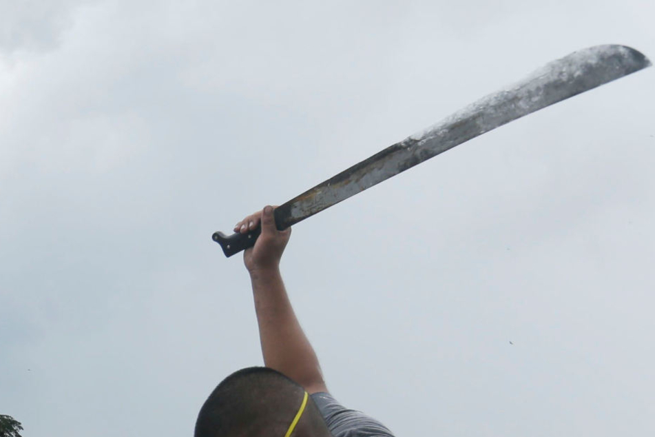 Mit der Machete schlug der Mann plötzlich um sich. (Symbolbild)
