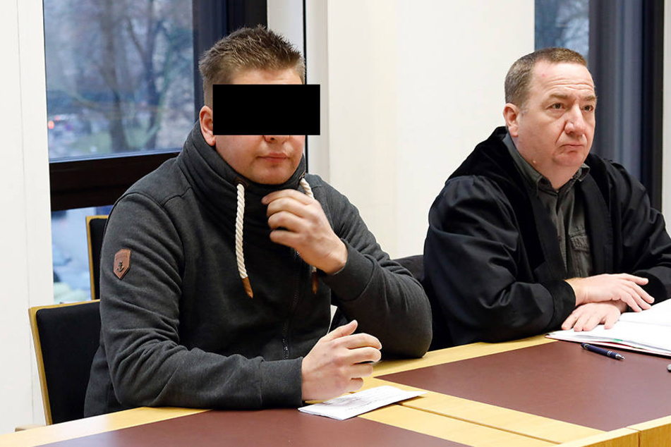 Lars F. (30, l.) kam am Mittwoch im Amtsgericht mit einer Verwarnung davon.
