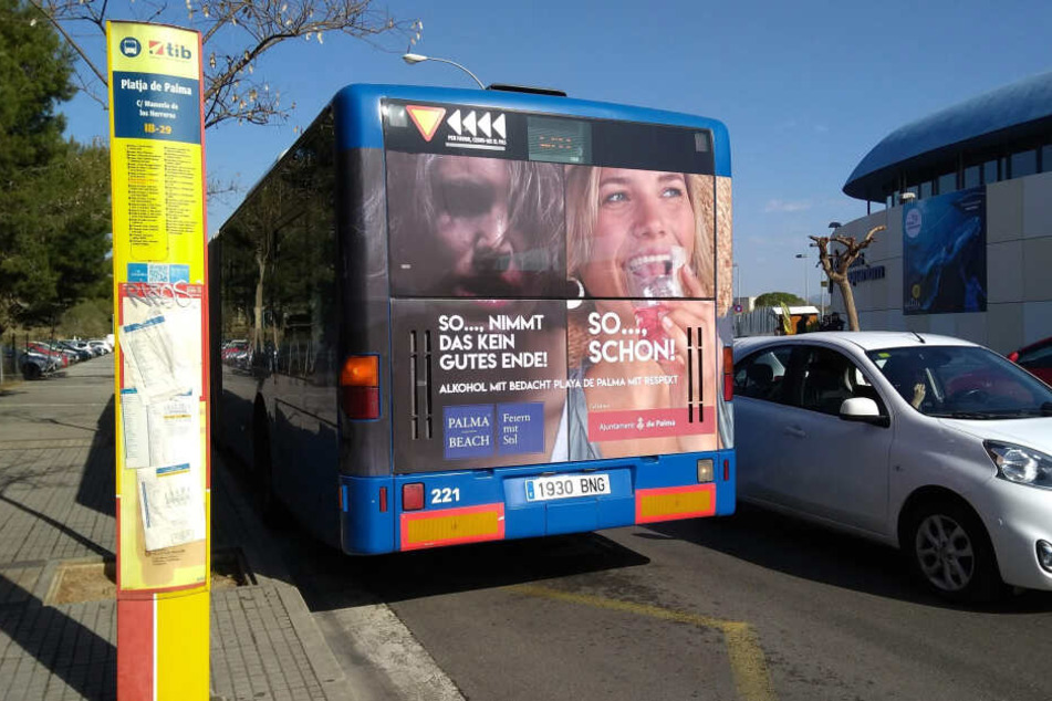 Werbeplakate auf einem Stadtbus sollen Touristen zu umsichtigem Alkoholkonsum aufrufen.