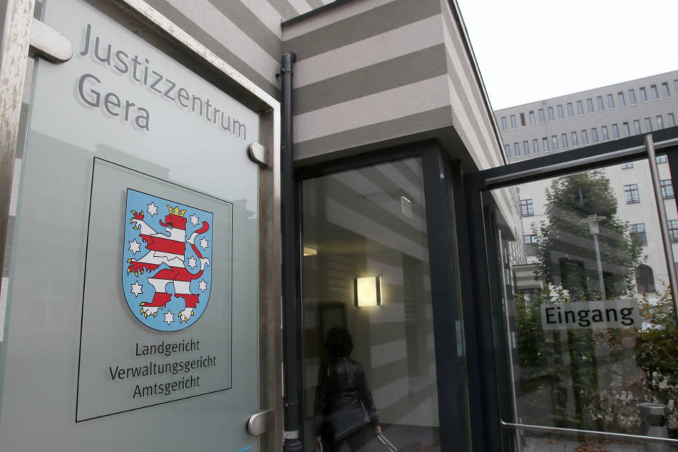 Der mutmaßliche Räuber muss sich vor dem Landgericht in Gera verantworten.