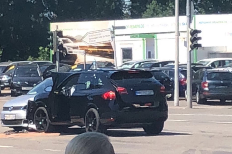 Der Porsche hat den VW auf der Altonaer Chaussee gerammt.